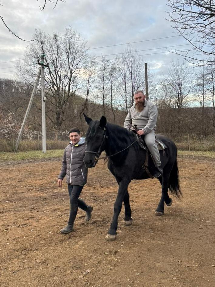 Ужгородські ветерани взяли участь у реабілітаційному інтенсиві з іпотерапії