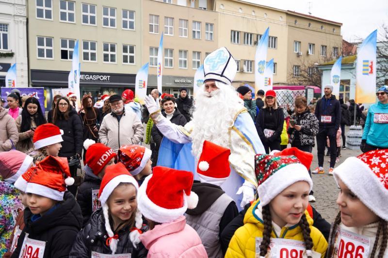 "Пробіжи — Допоможи": в Ужгороді зібрали понад 70 тисяч гривень 3-річній ужгородці, яка хворіє на ДЦП