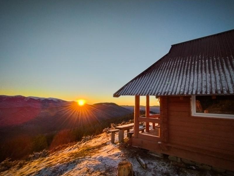 Облаштували інфраструктуру, зробили запас дров: на Петросі підготували прихисток для туристів