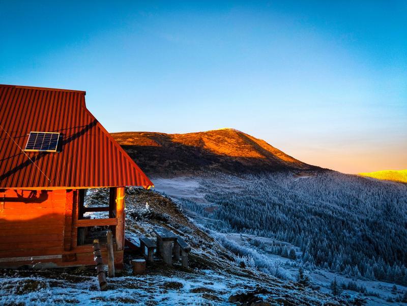 Облаштували інфраструктуру, зробили запас дров: на Петросі підготували прихисток для туристів