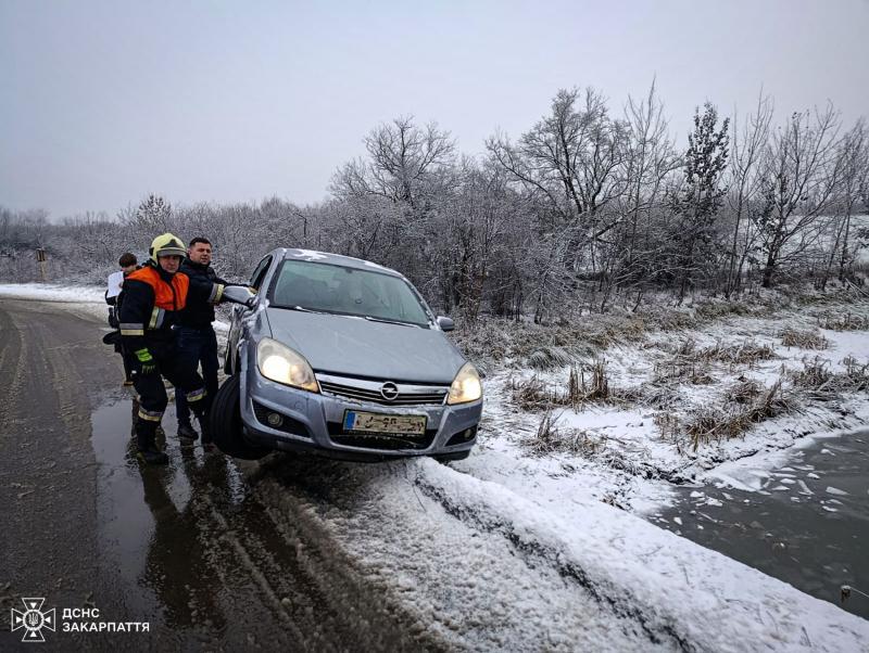 У Берегові рятувальники ліквідували наслідки двох ранкових ДТП