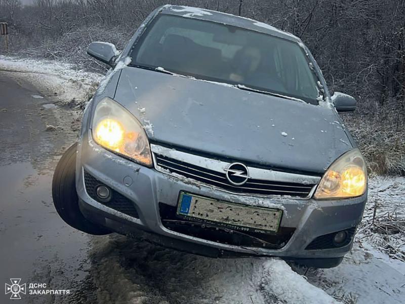 У Берегові рятувальники ліквідували наслідки двох ранкових ДТП