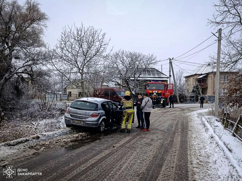 У Берегові рятувальники ліквідували наслідки двох ранкових ДТП