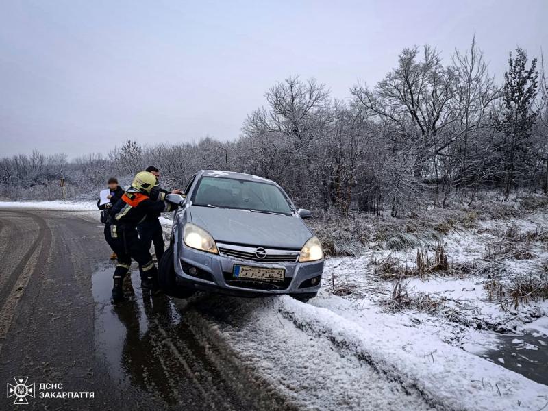 У Берегові рятувальники ліквідували наслідки двох ранкових ДТП
