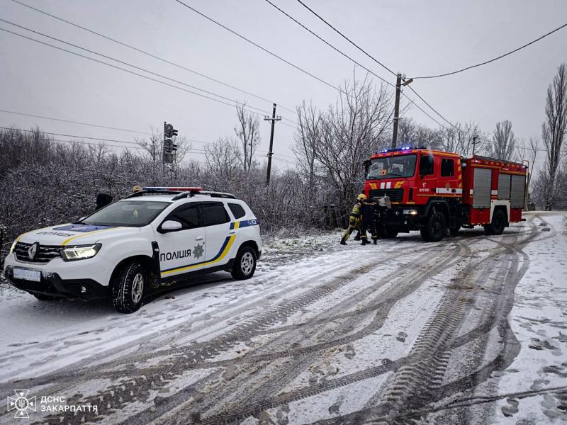 У Берегові рятувальники ліквідували наслідки двох ранкових ДТП