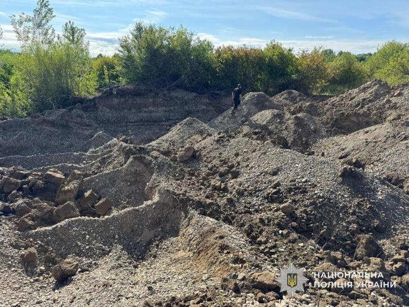 Поліція Закарпаття викрила організовану злочинну групу, члени якої незаконно видобували піщано-гравійну суміш