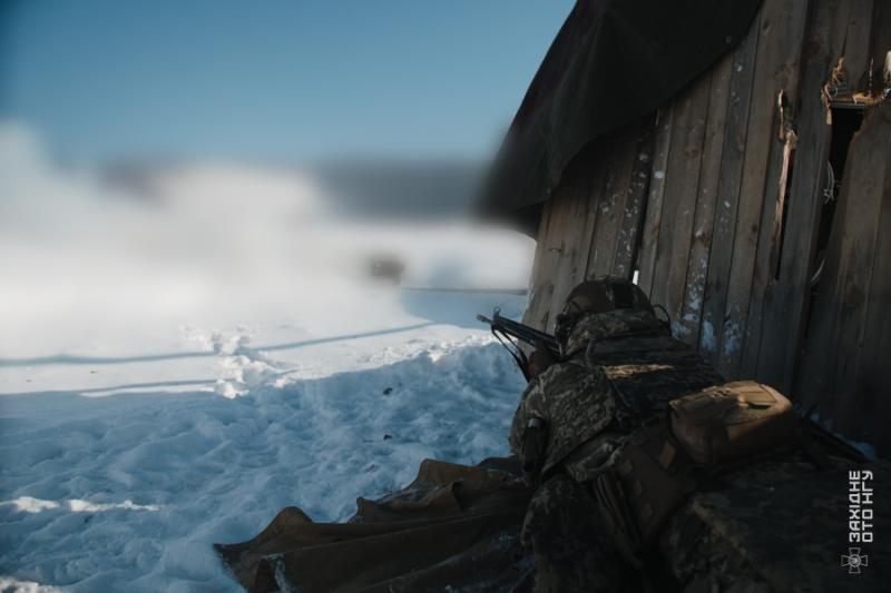 Холод не перешкода: закарпатські гвардійці тренуються за будь-якої погоди