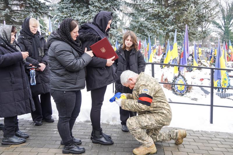 В Ужгороді сьогодні попрощалися із полеглим 37-річним захисником Володимиром Малєвим