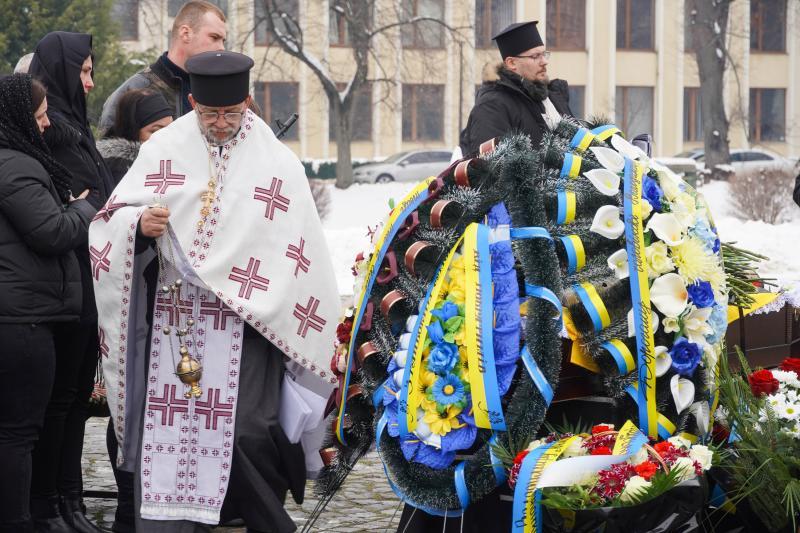 В Ужгороді сьогодні попрощалися із полеглим 37-річним захисником Володимиром Малєвим