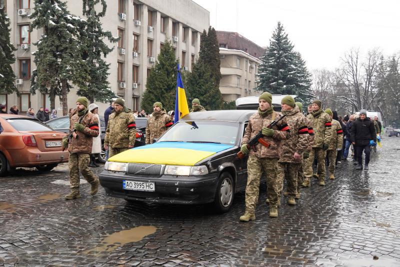 В Ужгороді сьогодні попрощалися із полеглим 37-річним захисником Володимиром Малєвим