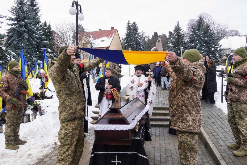 В Ужгороді сьогодні попрощалися із полеглим 37-річним захисником Володимиром Малєвим