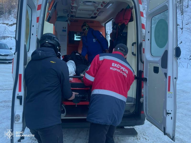 Рятувальники надали допомогу травмованій лижниці на горі Красія