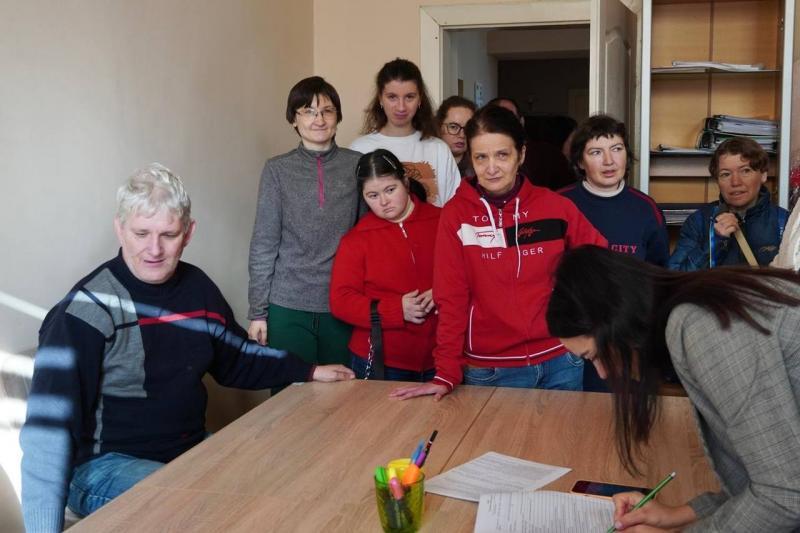 Соціальні послуги ближче до людей: мобільний ЦНАП виїхав на звернення «Карітас-Ужгород»