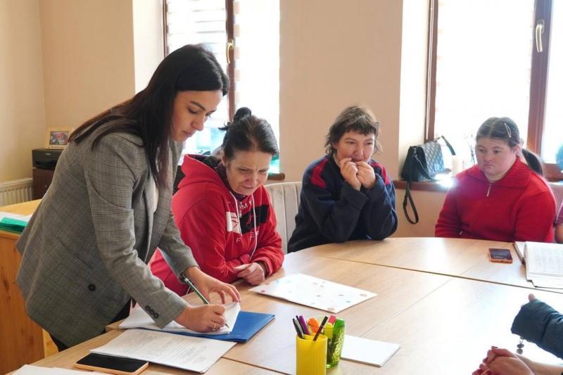 Соціальні послуги ближче до людей: мобільний ЦНАП виїхав на звернення «Карітас-Ужгород»