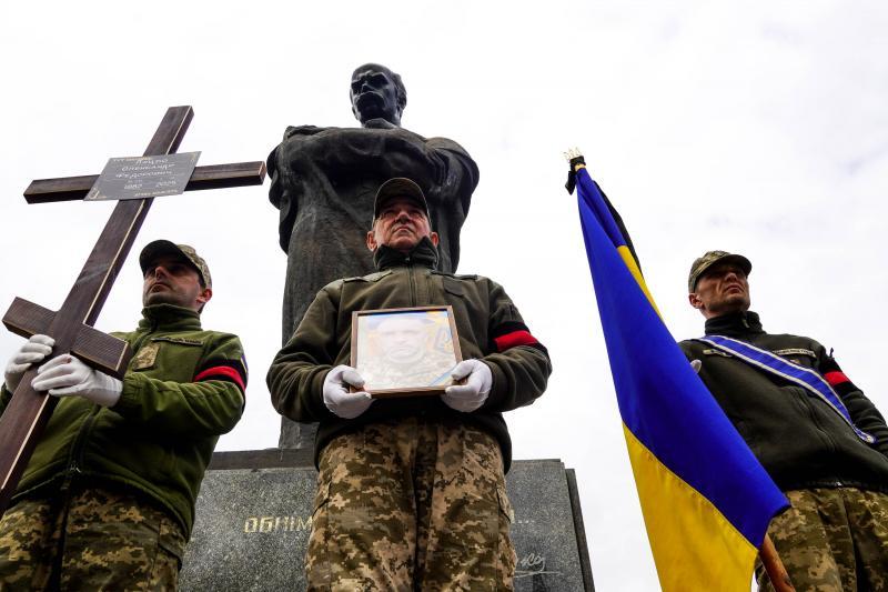 В Ужгороді сьогодні попрощалися із 43-річним солдатом Олександром Луцьом