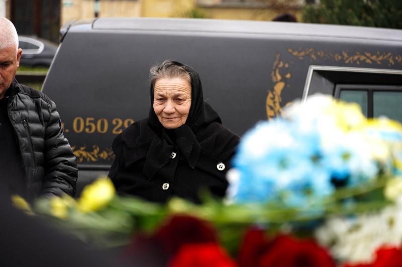 В Ужгороді сьогодні попрощалися із 43-річним солдатом Олександром Луцьом