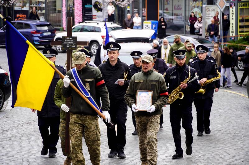 В Ужгороді сьогодні попрощалися із 43-річним солдатом Олександром Луцьом