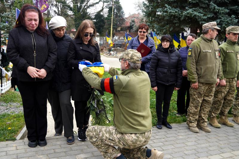 В Ужгороді сьогодні попрощалися із 43-річним солдатом Олександром Луцьом