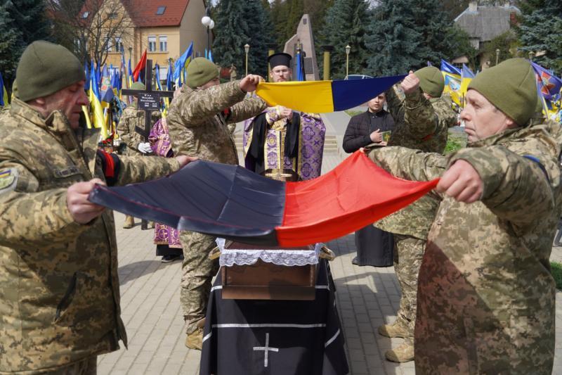 В Ужгороді сьогодні попрощалися із 33-річним солдатом Михайлом Шипом