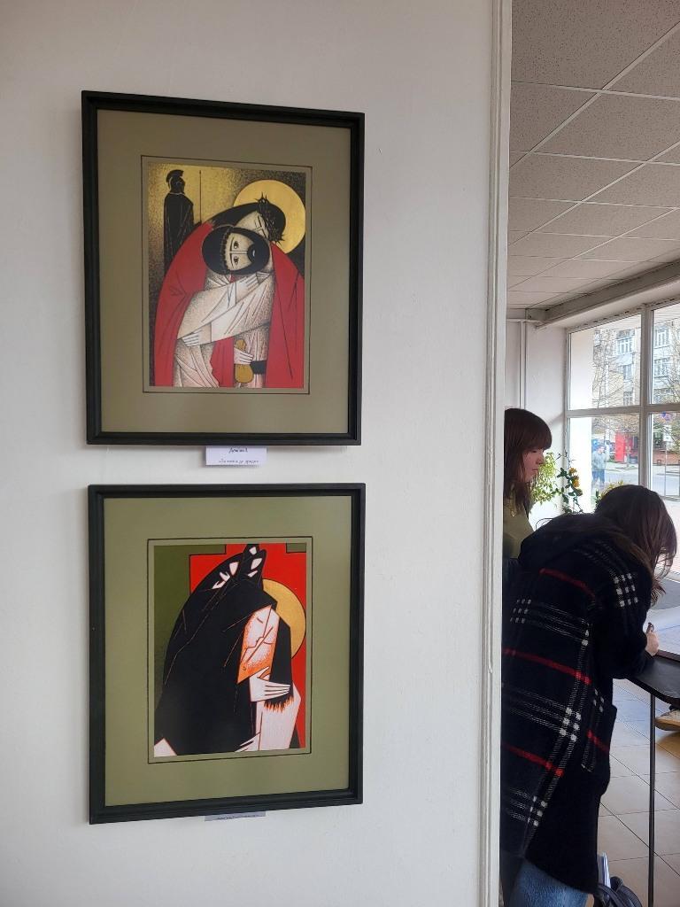 До Великодня закарпатські художники представили тематичну виставку