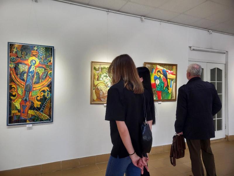 До Великодня закарпатські художники представили тематичну виставку