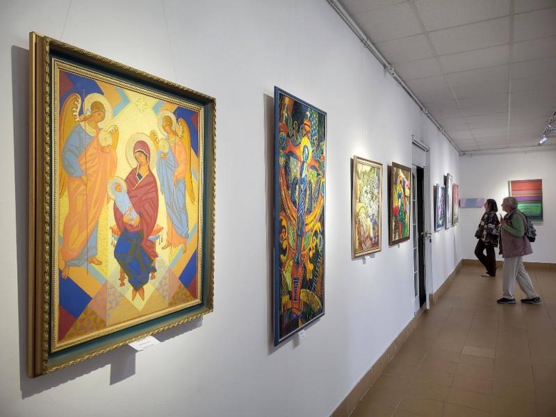 До Великодня закарпатські художники представили тематичну виставку