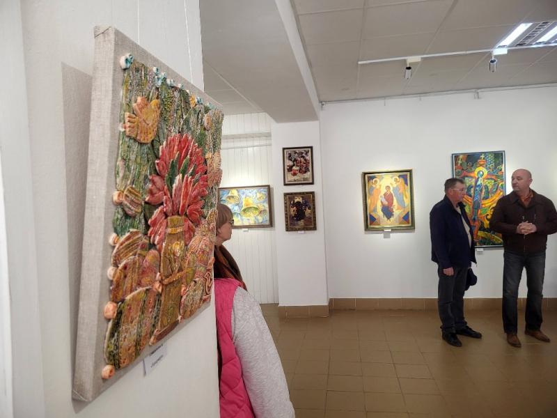 До Великодня закарпатські художники представили тематичну виставку