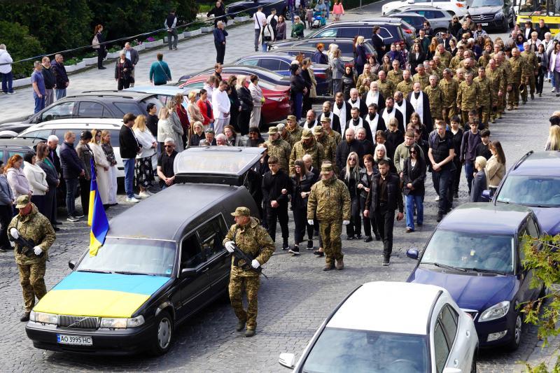 В Ужгороді сьогодні попрощалися із молодшим сержантом Нацгвардії України Іваном Черничком «Фізруком»