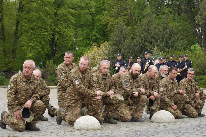 В Ужгороді сьогодні попрощалися із молодшим сержантом Нацгвардії України Іваном Черничком «Фізруком»