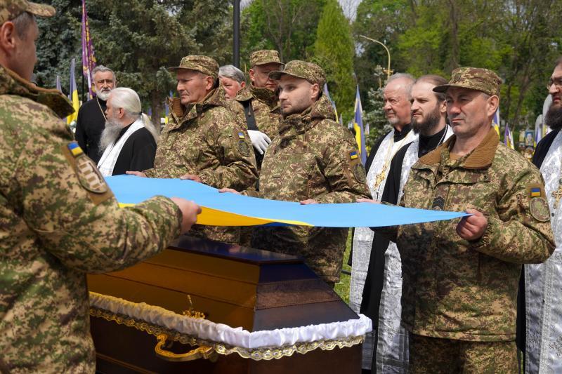 В Ужгороді сьогодні попрощалися із молодшим сержантом Нацгвардії України Іваном Черничком «Фізруком»
