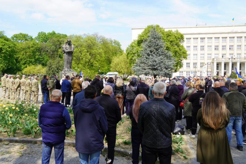 Назавжди 30… В Ужгороді сьогодні попрощалися із сержантом Андрієм  Трещаком