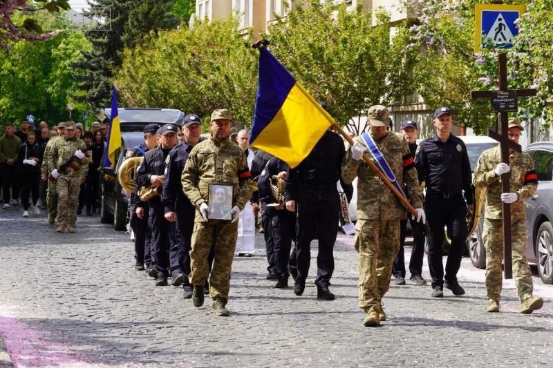 Назавжди 30… В Ужгороді сьогодні попрощалися із сержантом Андрієм  Трещаком
