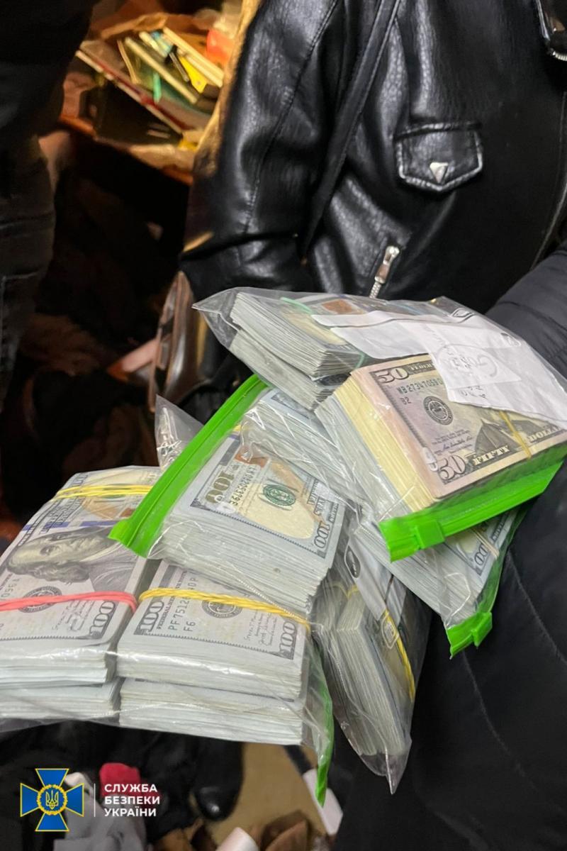 СБУ, ДБР та Нацполіція затримали голову районної ВЛК на Закарпатті та вилучили у нього майже 11 млн грн