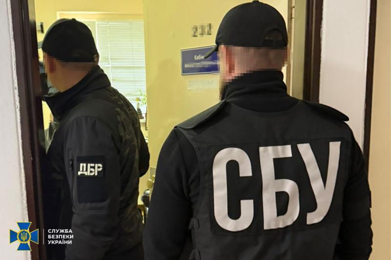 СБУ, ДБР та Нацполіція затримали голову районної ВЛК на Закарпатті та вилучили у нього майже 11 млн грн