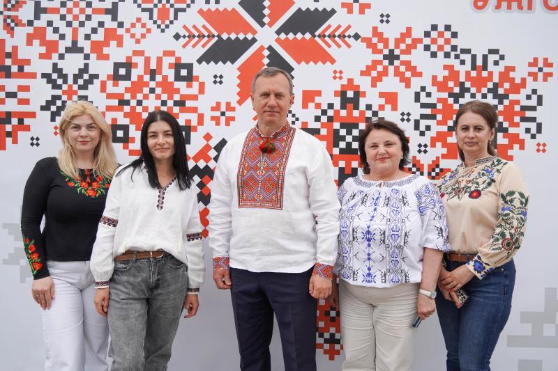 Код нації на вулицях Ужгорода: з Днем вишиванки!