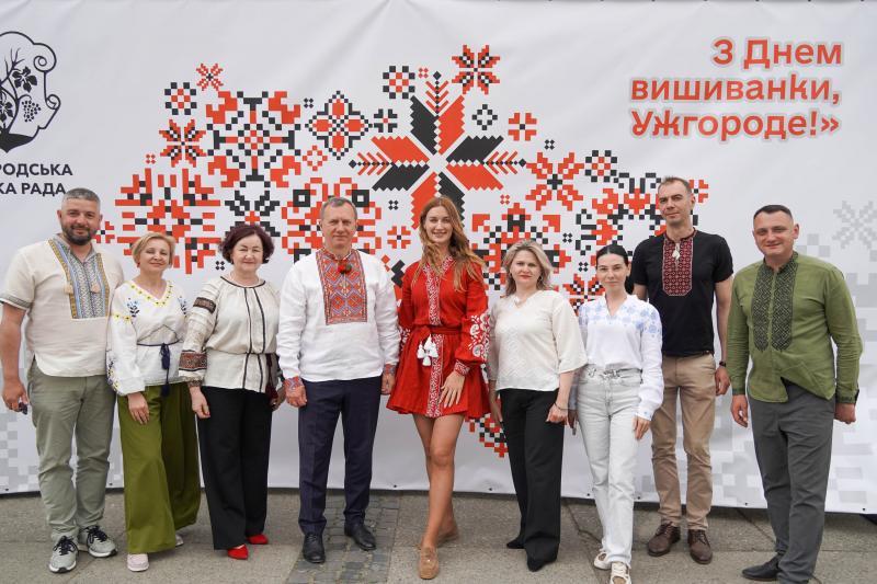 Код нації на вулицях Ужгорода: з Днем вишиванки!