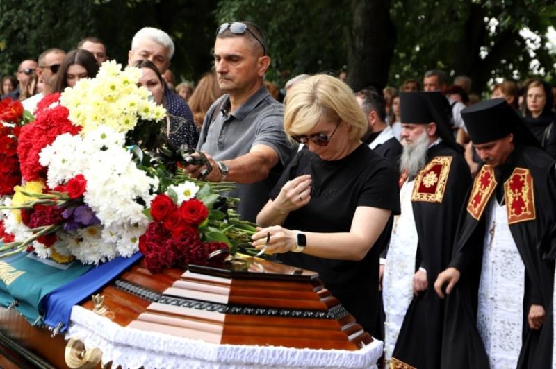Ужгород попрощався із захисником Олегом Наконечним – знаним закарпатським лікарем-хірургом