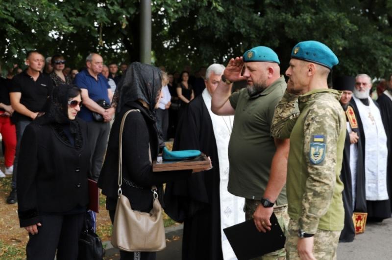 Ужгород попрощався із захисником Олегом Наконечним – знаним закарпатським лікарем-хірургом