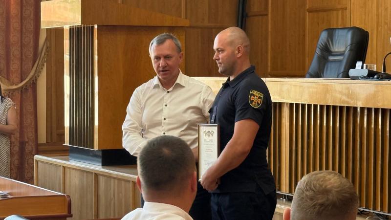 В Ужгороді нагородили рятувальників УДСНС у Закарпатській області за героїчну боротьбу з пожежами