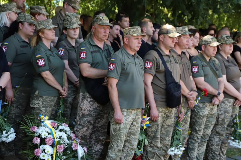 В Ужгороді провели в останню земну дорогу 39-річного захисника, солдата Валерія Мадяра