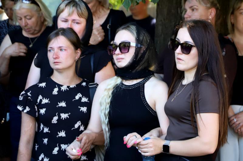 В Ужгороді провели в останню земну дорогу 39-річного захисника, солдата Валерія Мадяра