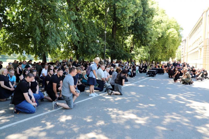 В Ужгороді провели в останню земну дорогу 39-річного захисника, солдата Валерія Мадяра
