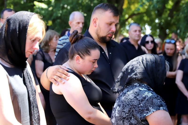 В Ужгороді провели в останню земну дорогу 39-річного захисника, солдата Валерія Мадяра