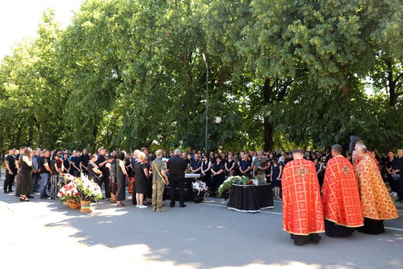 В Ужгороді провели в останню земну дорогу 39-річного захисника, солдата Валерія Мадяра