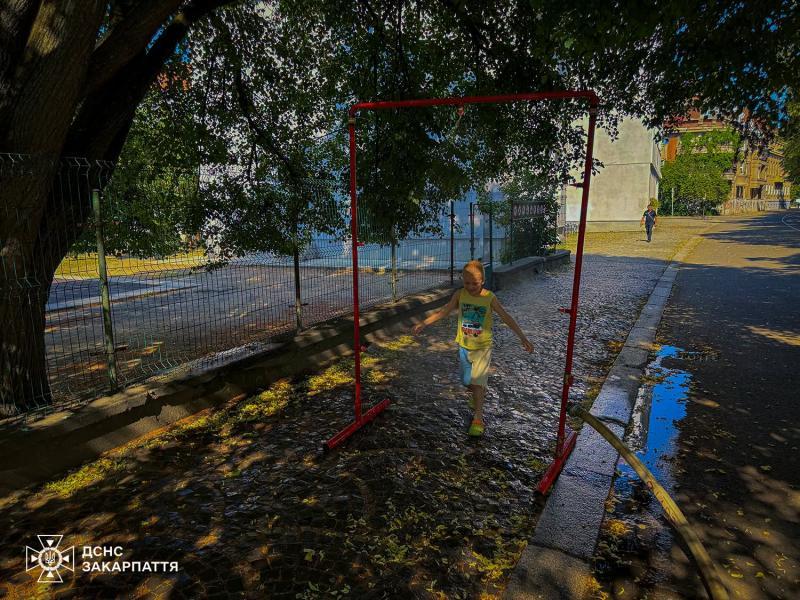 В Ужгороді та Сваляві рятувальники через спеку встановили охолоджувальні рамки