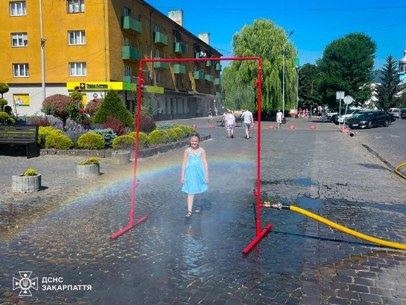 В Ужгороді та Сваляві рятувальники через спеку встановили охолоджувальні рамки