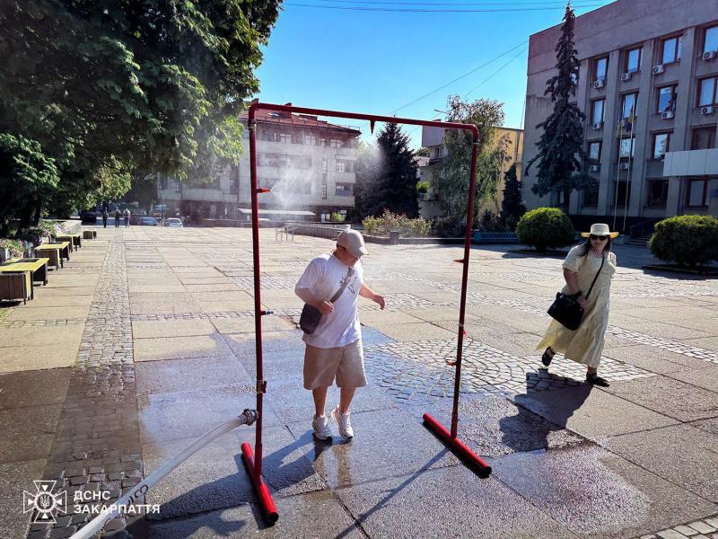 В Ужгороді та Сваляві рятувальники через спеку встановили охолоджувальні рамки