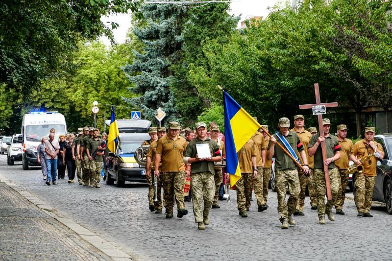 Сьогодні Ужгород провів в останню земну дорогу 44-річного солдата Василя Мартина