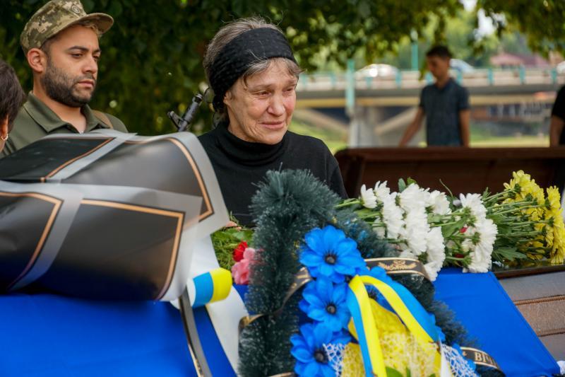 Сьогодні Ужгород провів в останню земну дорогу 44-річного солдата Василя Мартина