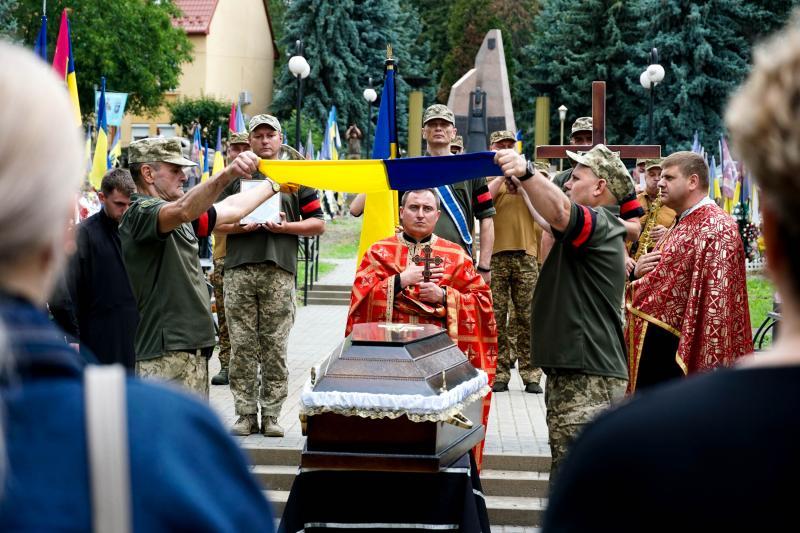 Сьогодні Ужгород провів в останню земну дорогу 44-річного солдата Василя Мартина